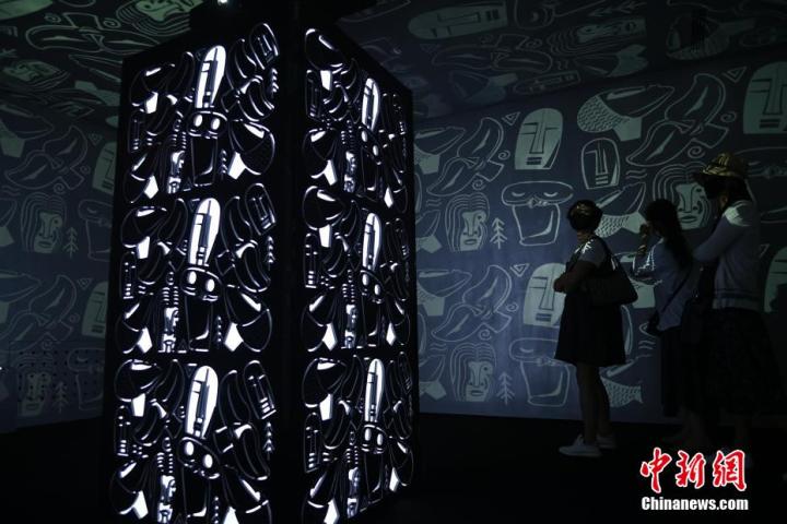 圖為游客參觀藝術(shù)展。中新社記者 李亞龍 攝