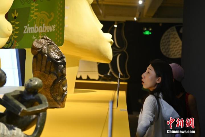 圖為游客參觀藝術(shù)展。中新社記者 李亞龍 攝