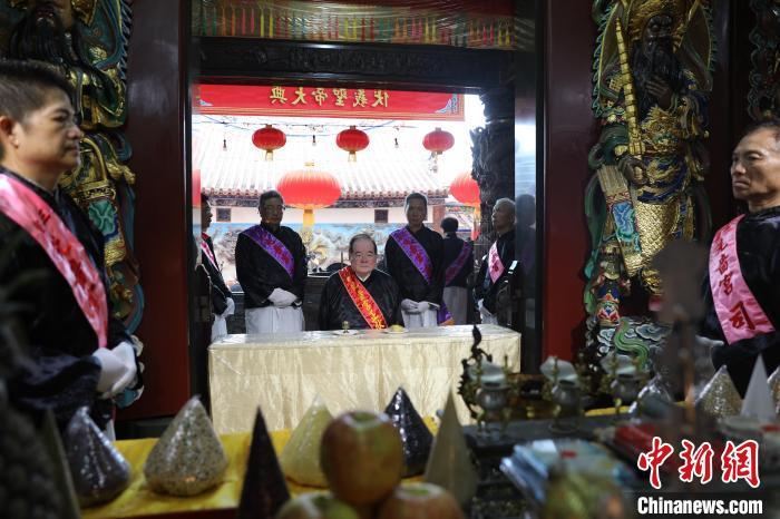 6月21日，“2024(甲辰年)兩岸共祭人文始祖伏羲典禮”在臺(tái)灣新北舉行。擔(dān)任主祭官的先嗇宮董事長(zhǎng)、中國(guó)國(guó)民黨前秘書長(zhǎng)李乾龍(中)出席典禮并擔(dān)任主祭官。中新社記者 張曉曦 攝