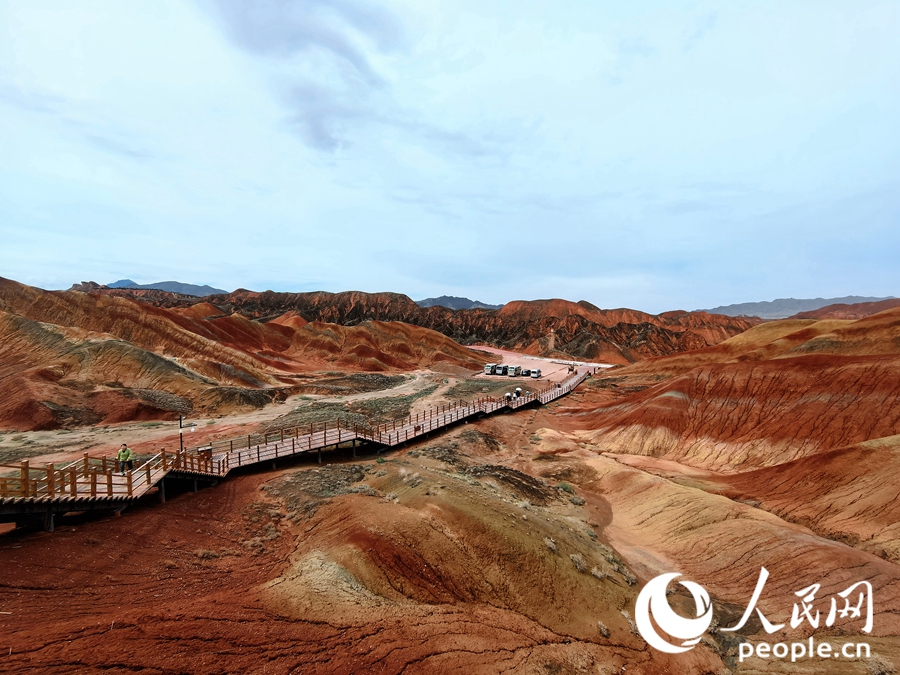  雨后的七彩丹霞，顏色格外艷麗。人民網(wǎng) 黃津曉虎攝