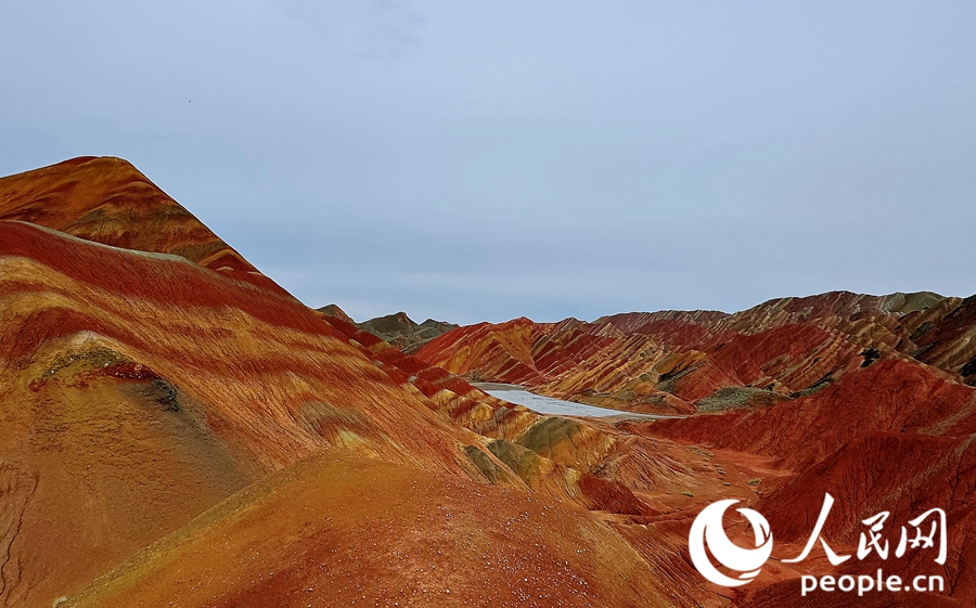 雨后的七彩丹霞，顏色格外艷麗。人民網(wǎng)記者 徐冬兒攝
