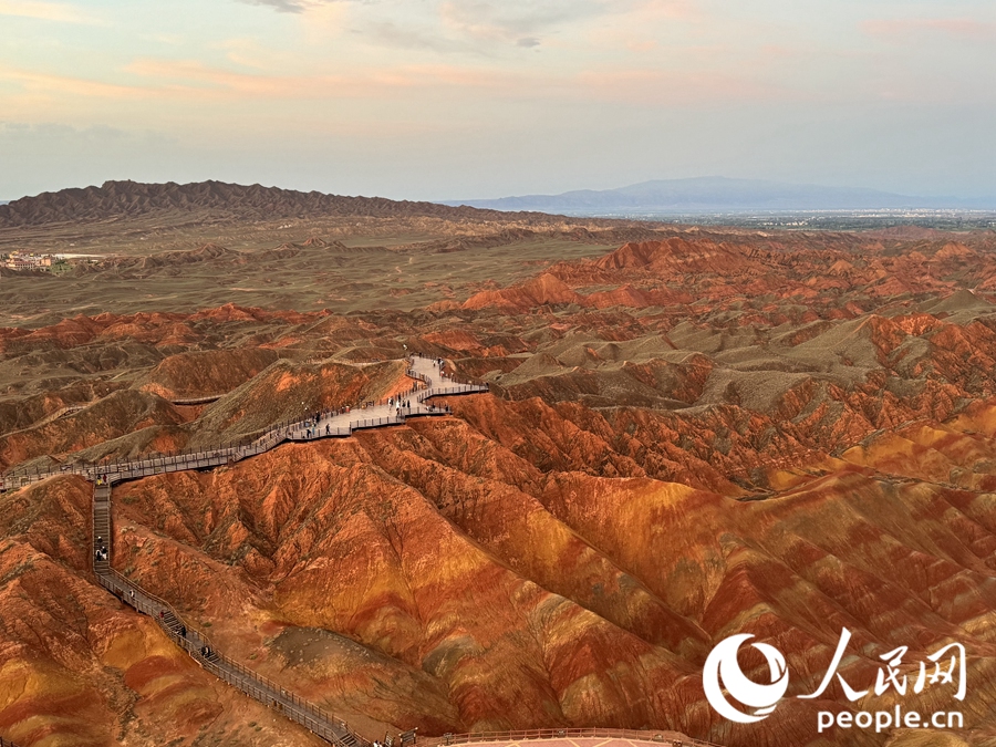 日落時(shí)分，余暉與丹霞交相輝映。人民網(wǎng)記者 徐冬兒攝