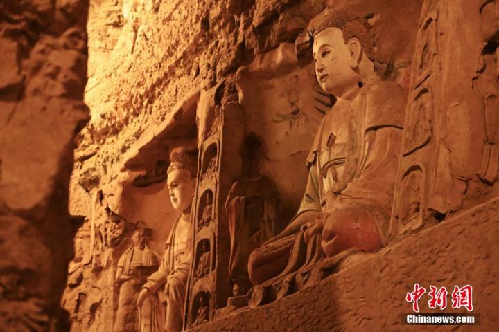 7月15日，甘肅省平?jīng)鍪袥艽h百里石窟長廊中的王母宮石窟造像。百里石窟長廊位于涇川縣境內(nèi)，由512個(gè)石窟、5眼窟中石井組成，現(xiàn)存王母宮石窟、鳳凰山石窟、南石窟寺、丈八寺石窟、羅漢洞石窟、太山寺石窟等規(guī)模較大的石窟群，還有數(shù)量眾多的小石窟群。王母宮石窟又名千佛洞，該窟設(shè)計(jì)宏大，造像生動(dòng)，窟內(nèi)擁有造像數(shù)百尊，是較為珍貴的佛教文化歷史遺存。中新社記者 李亞龍 攝</p>
<p>