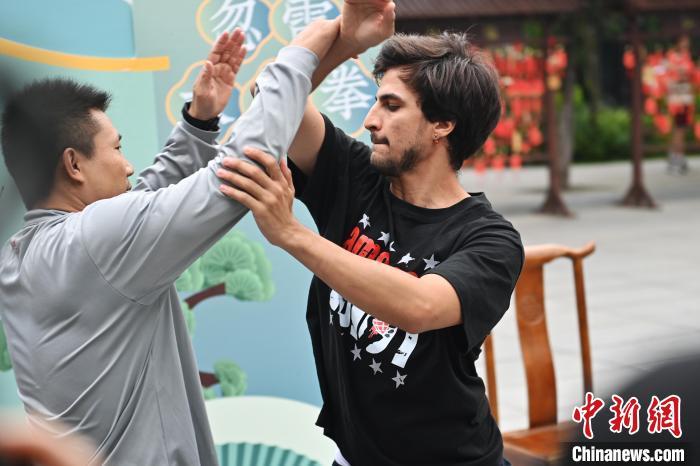7月14日，甘肅省平?jīng)鍪嗅轻忌骄皡^(qū)內(nèi)，外籍武術(shù)愛好者(右)進行忽雷太極拳切磋。7月13日至14日，“2024年北京體育大學第十五屆國際武術(shù)比賽交流大會暨首屆崆峒山國際武術(shù)大會”舉行，大會也在崆峒山景區(qū)進行問道崆峒、武術(shù)高級研修班、崆峒拜師等系列活動。中新社記者 李亞龍 攝</p>
<p>