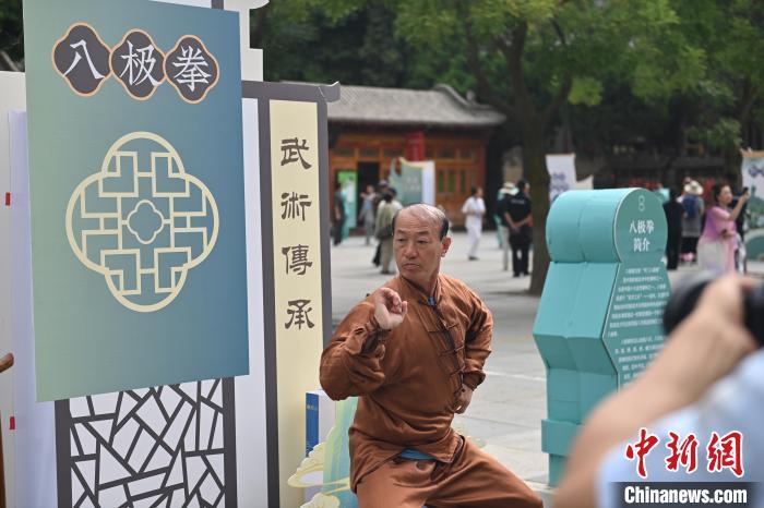 7月14日，甘肅省平?jīng)鍪嗅轻忌骄皡^(qū)內(nèi)，八極拳傳承人展示八極拳。7月13日至14日，“2024年北京體育大學第十五屆國際武術(shù)比賽交流大會暨首屆崆峒山國際武術(shù)大會”舉行，大會也在崆峒山景區(qū)進行問道崆峒、武術(shù)高級研修班、崆峒拜師等系列活動。中新社記者 李亞龍 攝</p>
<p>