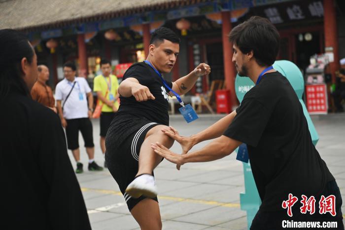 7月14日，甘肅省平?jīng)鍪嗅轻忌骄皡^(qū)內(nèi)，外籍武術(shù)愛好者切磋武藝。7月13日至14日，“2024年北京體育大學第十五屆國際武術(shù)比賽交流大會暨首屆崆峒山國際武術(shù)大會”舉行，大會也在崆峒山景區(qū)進行問道崆峒、武術(shù)高級研修班、崆峒拜師等系列活動。中新社記者 李亞龍 攝