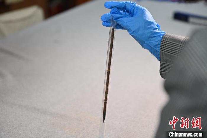 2024年5月7日，甘肅省博物館館藏國(guó)寶級(jí)文物“白馬作”毛筆。李亞龍　攝