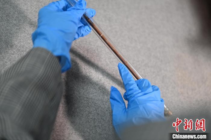 2024年5月7日，拍攝的甘肅省博物館館藏國(guó)寶級(jí)文物“白馬作”毛筆。李亞龍　攝