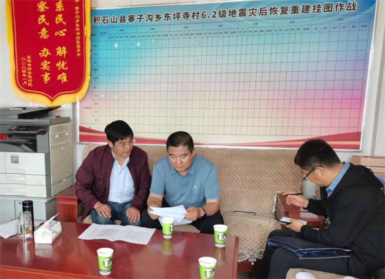 州縣紀(jì)委監(jiān)委機(jī)關(guān)聯(lián)合督查組對(duì)下沉干部 、駐村干部 、包村組長(zhǎng)、村干部 “四級(jí)”干部履職到崗情況，以及工作日志和民情臺(tái)賬、訴求臺(tái)賬進(jìn)行日常監(jiān)督檢查，壓實(shí)工作責(zé)任。.jpg