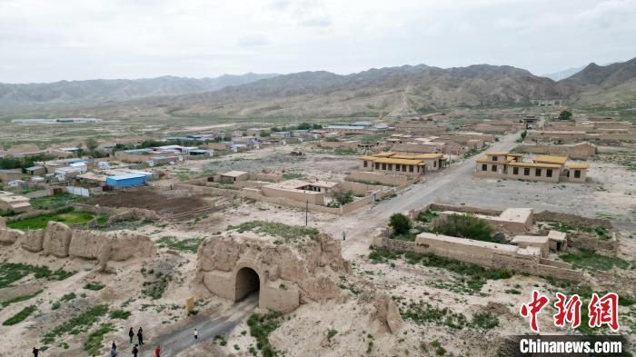 7月13日，位于山丹漢明長(zhǎng)城遺址里的硤口古城。(無(wú)人機(jī)圖片) 　九美旦增 攝