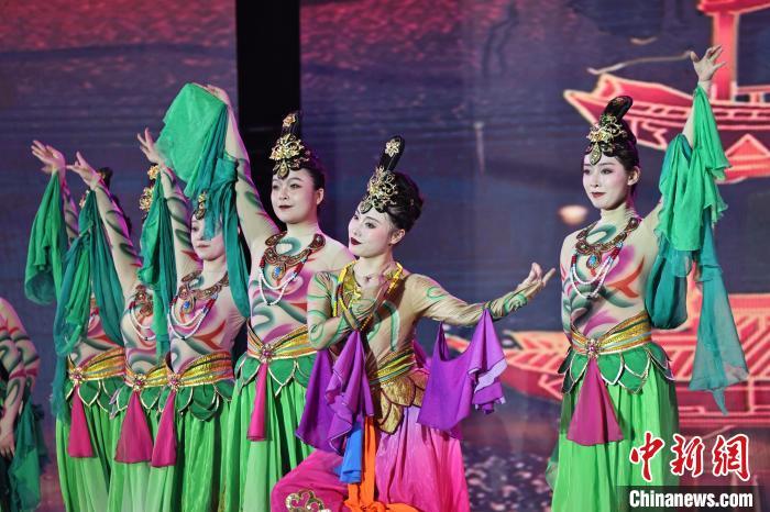 7月19日晚，第五屆黃河之濱文藝展演在蘭州體育文化廣場開幕。圖為開幕式演出敦煌舞蹈。張曦予 攝