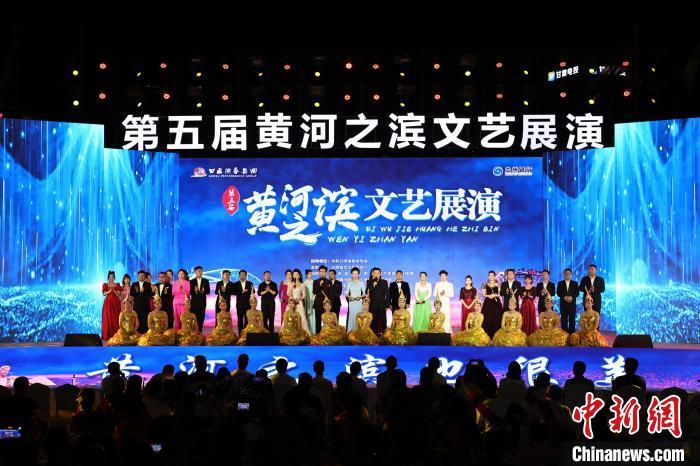 7月19日晚，第五屆黃河之濱文藝展演在蘭州體育文化廣場開幕。張曦予 攝