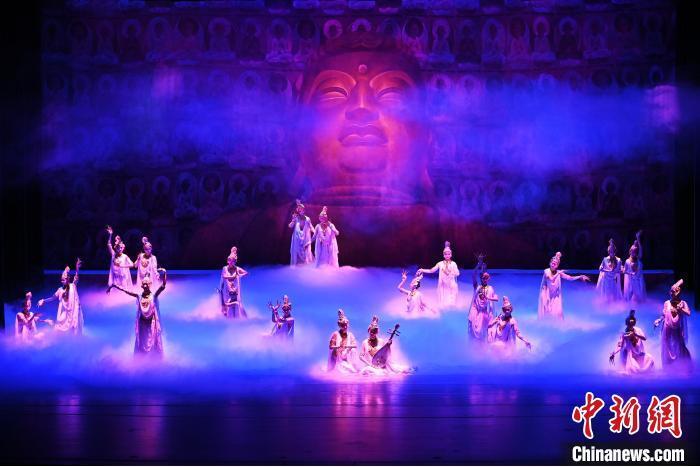 7月18日晚，中國經(jīng)典舞劇《絲路花雨》在甘肅蘭州黃河劇院進(jìn)行演出。中國經(jīng)典舞劇《絲路花雨》迎來45周年，7月17日-8月4日在蘭州開啟為期多天的駐場演出。該舞劇取材于敦煌莫高窟壁畫，集中國霓裳羽衣舞、敦煌舞、印度舞、黑巾舞、波斯馬鈴舞等于一身，自1979年演出至今，該劇先后在40多個(gè)國家和地區(qū)演出近4000場，觀眾550多萬人次。中新社記者 李亞龍 攝</p>
<p>