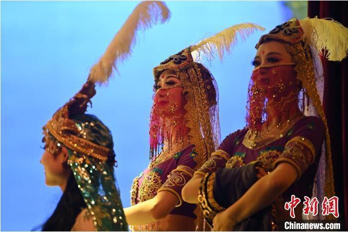 7月18日晚，中國經(jīng)典舞劇《絲路花雨》在甘肅蘭州黃河劇院進(jìn)行演出。中國經(jīng)典舞劇《絲路花雨》迎來45周年，7月17日-8月4日在蘭州開啟為期多天的駐場演出。該舞劇取材于敦煌莫高窟壁畫，集中國霓裳羽衣舞、敦煌舞、印度舞、黑巾舞、波斯馬鈴舞等于一身，自1979年演出至今，該劇先后在40多個(gè)國家和地區(qū)演出近4000場，觀眾550多萬人次。中新社記者 李亞龍 攝</p>
<p>