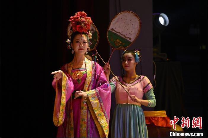 7月18日晚，中國經(jīng)典舞劇《絲路花雨》在甘肅蘭州黃河劇院進(jìn)行演出。中國經(jīng)典舞劇《絲路花雨》迎來45周年，7月17日-8月4日在蘭州開啟為期多天的駐場演出。該舞劇取材于敦煌莫高窟壁畫，集中國霓裳羽衣舞、敦煌舞、印度舞、黑巾舞、波斯馬鈴舞等于一身，自1979年演出至今，該劇先后在40多個(gè)國家和地區(qū)演出近4000場，觀眾550多萬人次。中新社記者 李亞龍 攝</p>
<p>