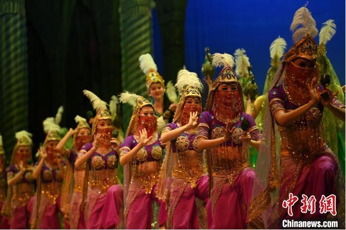 7月18日晚，中國經(jīng)典舞劇《絲路花雨》在甘肅蘭州黃河劇院進(jìn)行演出。中國經(jīng)典舞劇《絲路花雨》迎來45周年，7月17日-8月4日在蘭州開啟為期多天的駐場演出。該舞劇取材于敦煌莫高窟壁畫，集中國霓裳羽衣舞、敦煌舞、印度舞、黑巾舞、波斯馬鈴舞等于一身，自1979年演出至今，該劇先后在40多個(gè)國家和地區(qū)演出近4000場，觀眾550多萬人次。中新社記者 李亞龍 攝</p>
<p>