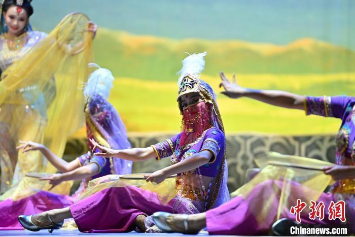 7月18日晚，中國經(jīng)典舞劇《絲路花雨》在甘肅蘭州黃河劇院進(jìn)行演出。中國經(jīng)典舞劇《絲路花雨》迎來45周年，7月17日-8月4日在蘭州開啟為期多天的駐場演出。該舞劇取材于敦煌莫高窟壁畫，集中國霓裳羽衣舞、敦煌舞、印度舞、黑巾舞、波斯馬鈴舞等于一身，自1979年演出至今，該劇先后在40多個(gè)國家和地區(qū)演出近4000場，觀眾550多萬人次。中新社記者 李亞龍 攝</p>
<p>