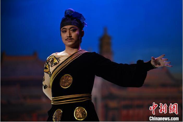 7月18日晚，中國經(jīng)典舞劇《絲路花雨》在甘肅蘭州黃河劇院進(jìn)行演出。中國經(jīng)典舞劇《絲路花雨》迎來45周年，7月17日-8月4日在蘭州開啟為期多天的駐場演出。該舞劇取材于敦煌莫高窟壁畫，集中國霓裳羽衣舞、敦煌舞、印度舞、黑巾舞、波斯馬鈴舞等于一身，自1979年演出至今，該劇先后在40多個(gè)國家和地區(qū)演出近4000場，觀眾550多萬人次。中新社記者 李亞龍 攝