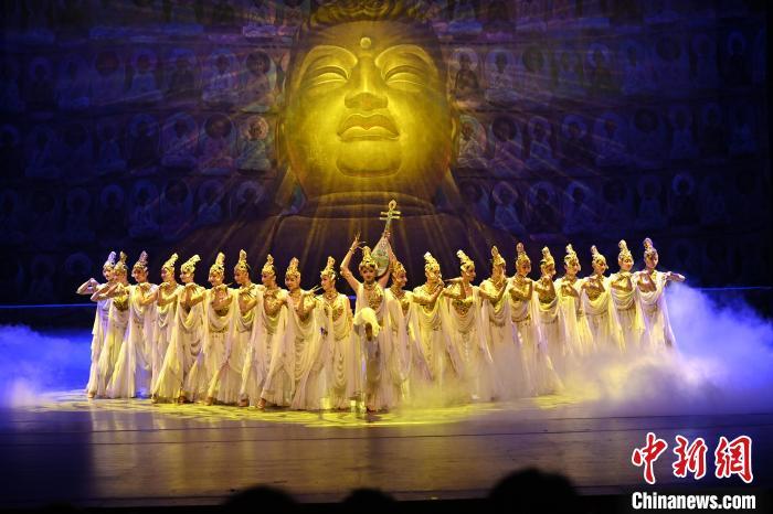 7月18日晚，中國經典舞劇《絲路花雨》在甘肅蘭州黃河劇院演出。李亞龍 攝
