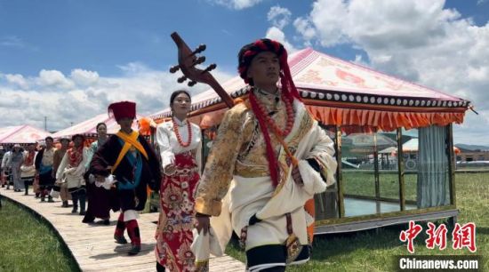 2024年6月，甘肅甘南藏族自治州上演藏服時裝秀。(資料圖)高瑩 攝