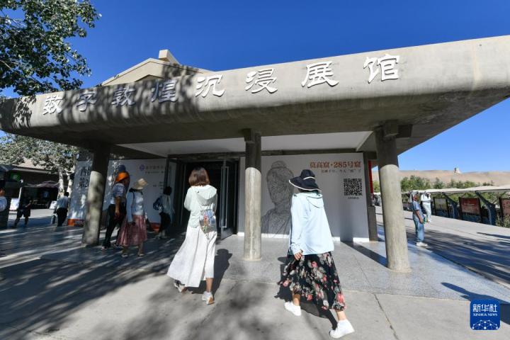 7月22日，游客排隊(duì)進(jìn)入“尋境敦煌——數(shù)字敦煌沉浸展”場館。新華社記者 郎兵兵 攝</p>
<p>