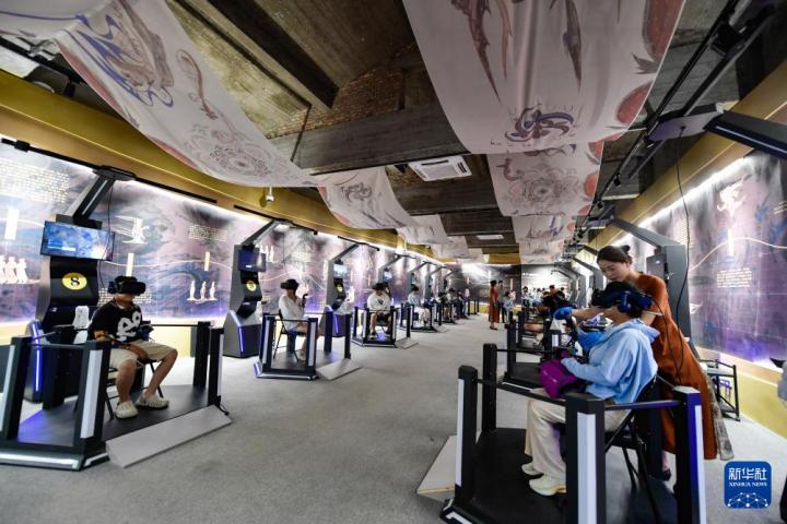 7月22日，游客線下體驗(yàn)“尋境敦煌——數(shù)字敦煌沉浸展”。新華社記者 郎兵兵 攝</p>
<p>