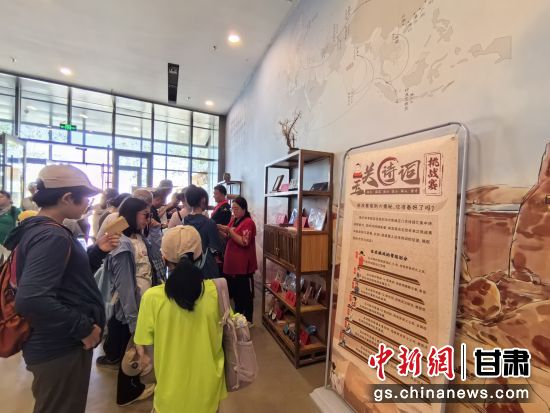 近日，玉門關(guān)遺址景區(qū)開啟了一場精彩紛呈的玉關(guān)詩詞挑戰(zhàn)賽，吸引眾多游人參與其中。玉門關(guān)遺址景區(qū)供圖