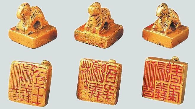 從左至右依次為“晉歸義羌侯”金印、“晉歸義氐王”金印、“魏歸義氐侯”金印