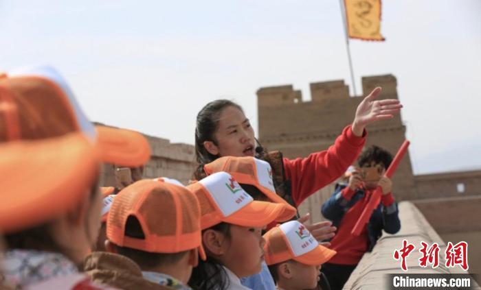 長(zhǎng)城腳下“守關(guān)人”張曉燕：讓石榴花開(kāi)滿戈壁