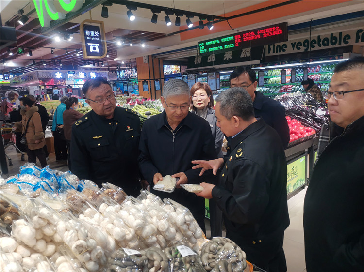 圖為市委常委、市紀(jì)委書記、市監(jiān)委主任張學(xué)勇調(diào)研食品安全責(zé)任包保企業(yè)西部天地商貿(mào)有限責(zé)任公司.jpg