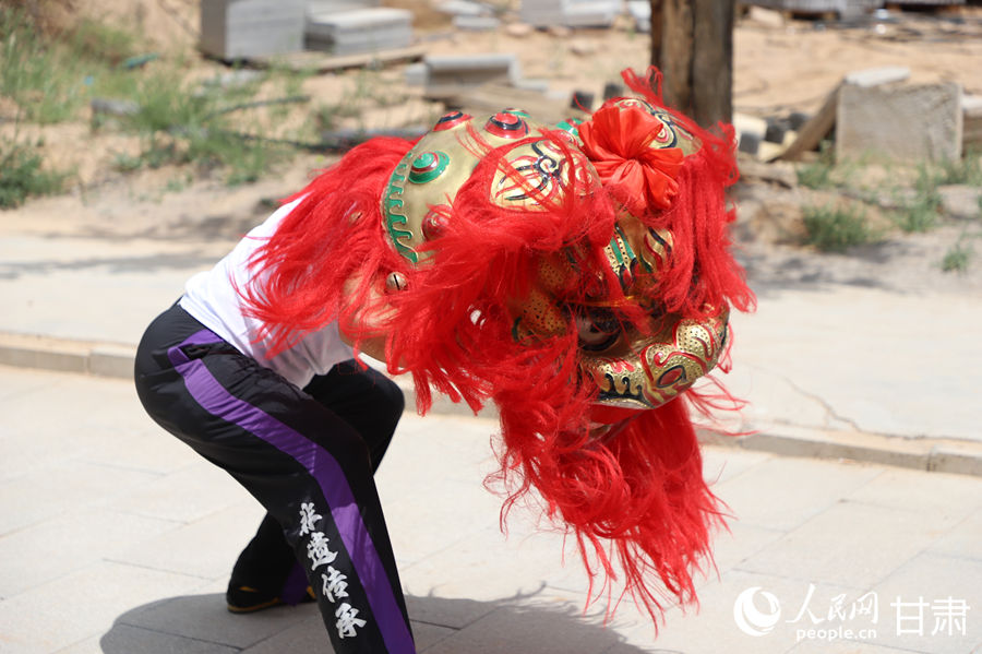 柴宗峰在桃林村展示蘭州北獅風(fēng)采。人民網(wǎng)記者 焦隆攝