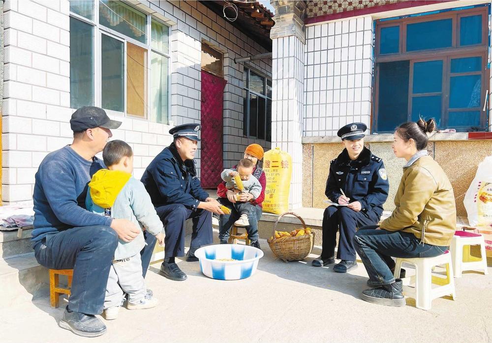 隴西縣公安局通安派出所民警上門訪民情